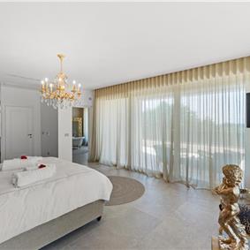 4 bedroom villa with indoor and outdoor pools in Galižana, Istria, sleeps up to 8